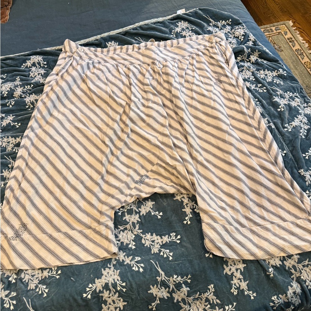 Magnolia Pearl Striped Capris - White and Blue